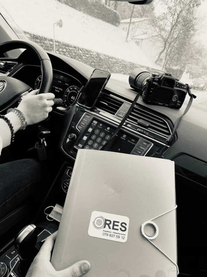 photo noir et blanc dans une voiture avec un dossier et un appareil photo